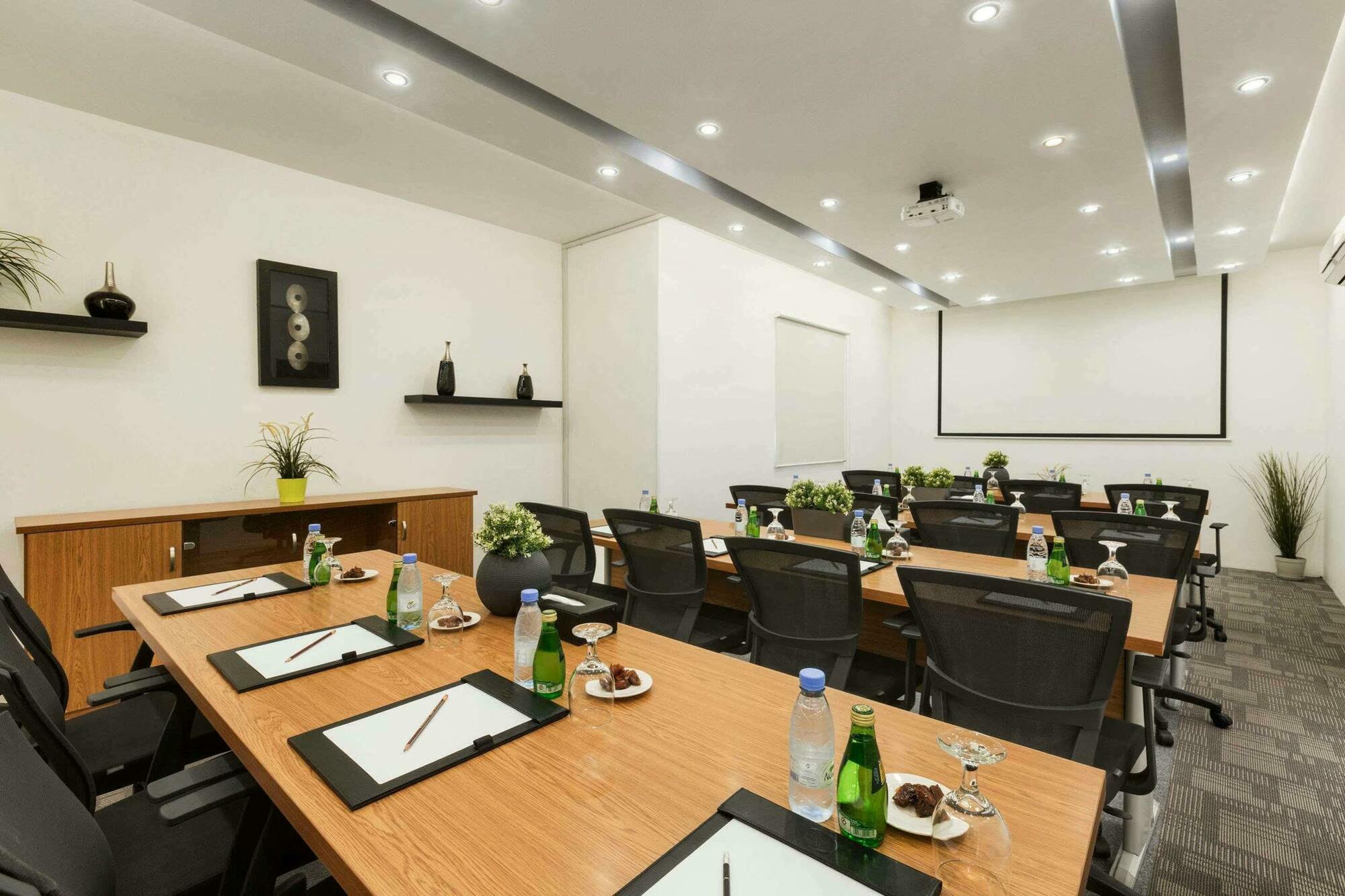 Super 8 Hotel Al Riyadh By Wyndham Dış mekan fotoğraf